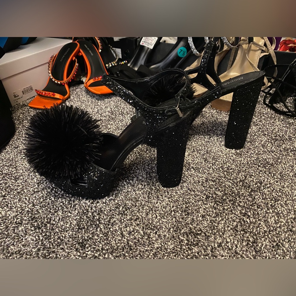 Cute New Michael Kors comfy Pom Pom chunk heels. Size 7.5 - Picture 4 of 4